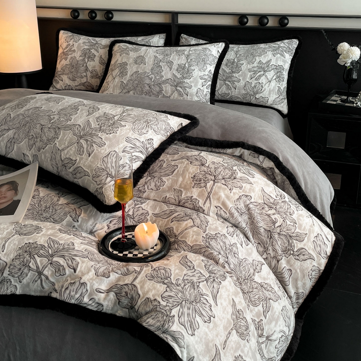 91家纺网 家纺一手货源 找家纺 吾秀家居 绒城  230克美拉德雕花绒四件套兔毛边牛奶绒四件套 - 黑金系列 北欧风情