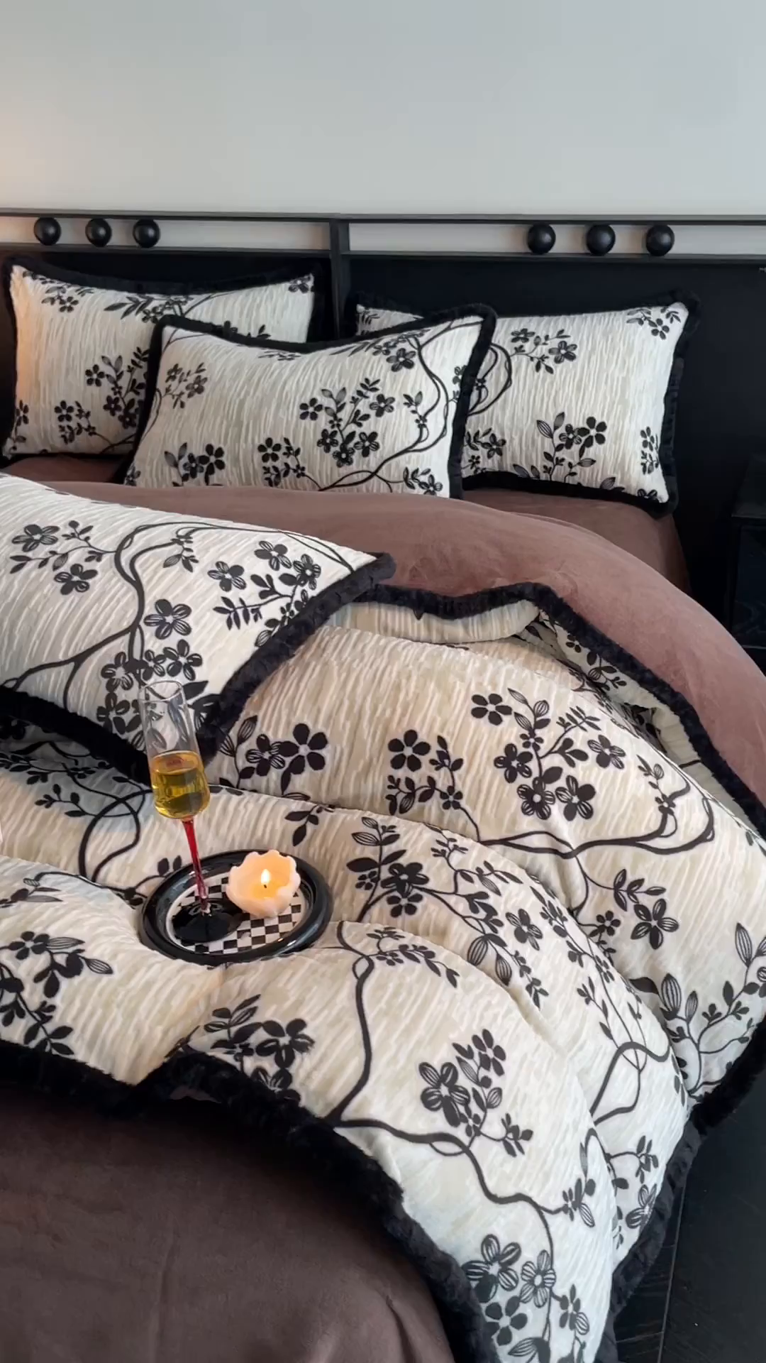 91家纺网 家纺一手货源 找家纺 吾秀家居 绒城  230克美拉德雕花绒四件套兔毛边牛奶绒四件套 - 黑金系列 法式情书-黑