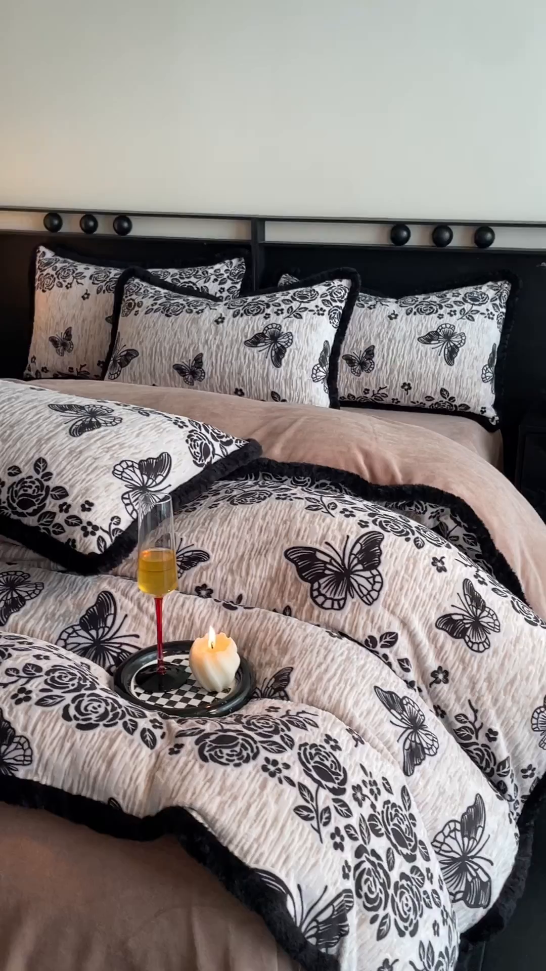 91家纺网 家纺一手货源 找家纺 吾秀家居 绒城  230克美拉德雕花绒四件套兔毛边牛奶绒四件套 - 黑金系列 蝶恋花