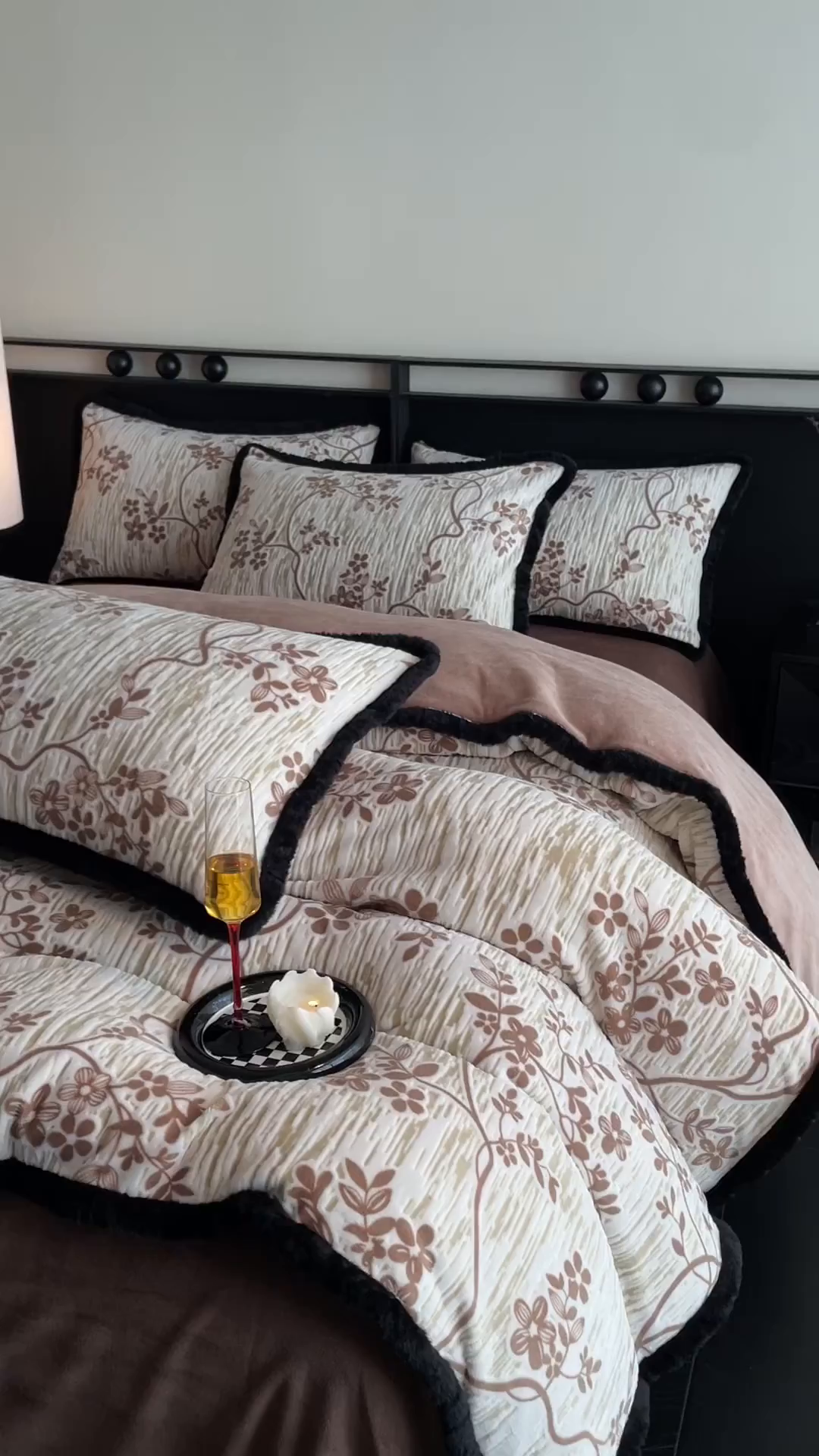 91家纺网 家纺一手货源 找家纺 吾秀家居 绒城  230克美拉德雕花绒四件套兔毛边牛奶绒四件套 - 黑金系列 法式情书-咖