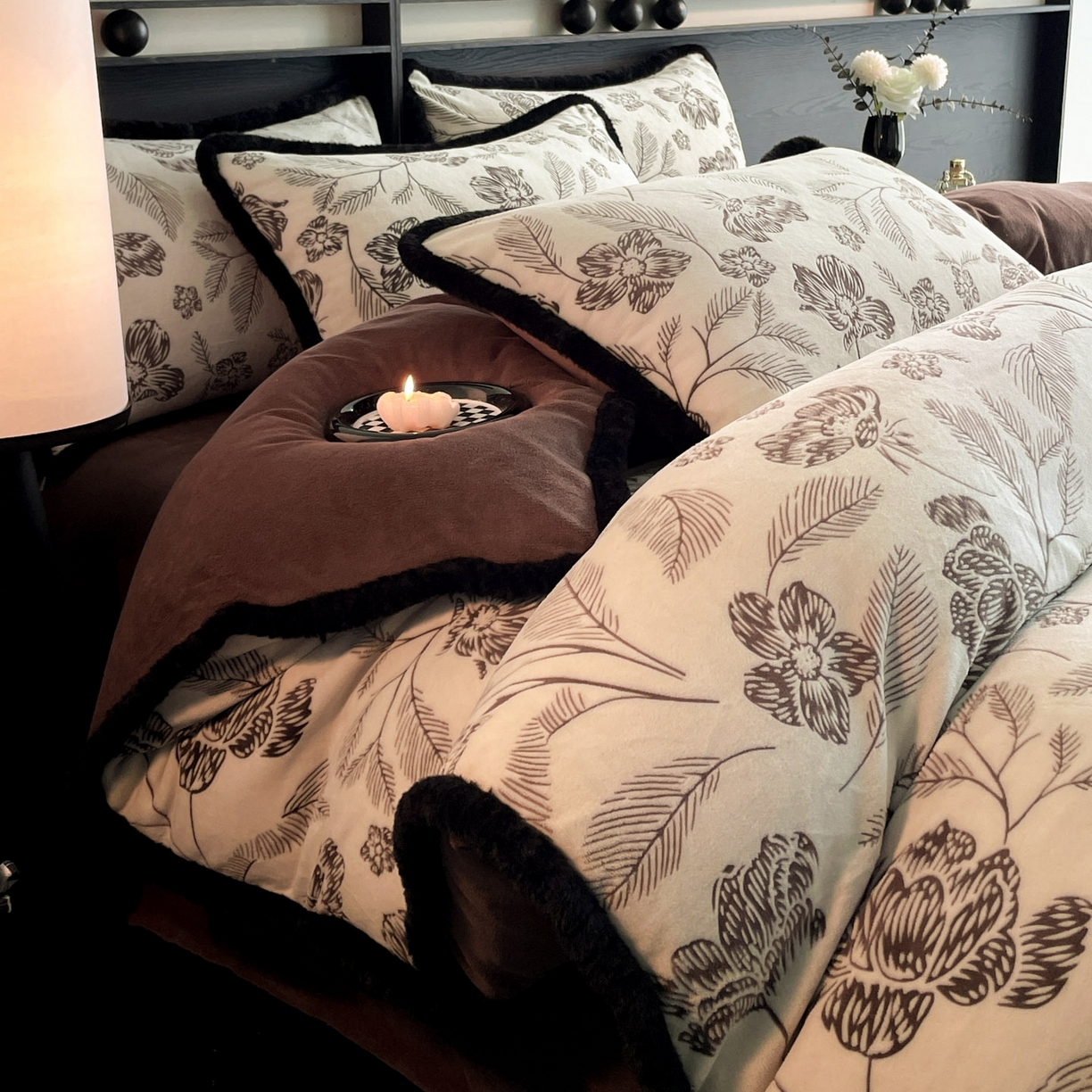 91家纺网 家纺一手货源 找家纺 吾秀家居 绒城  230克美拉德雕花绒四件套兔毛边牛奶绒四件套 - 黑金系列 花间蜜语