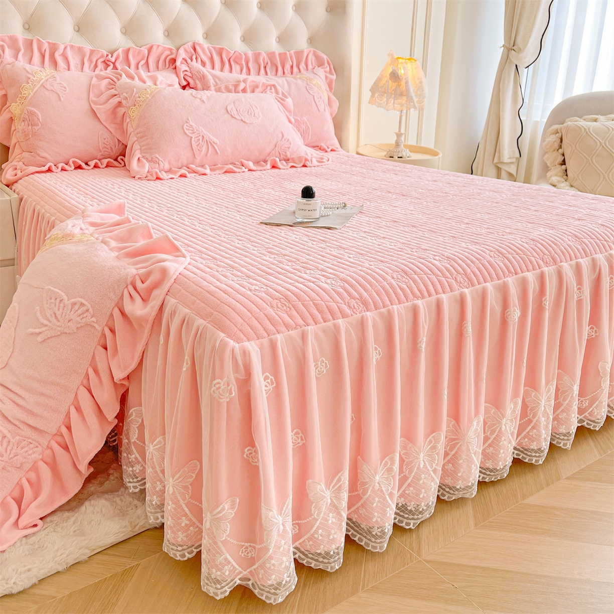 91家纺网 家纺一手货源 找家纺 宜凡家纺 2025新款A类兔绒提花花边牛奶绒夹棉床裙三件套 蝶恋花-仙女粉