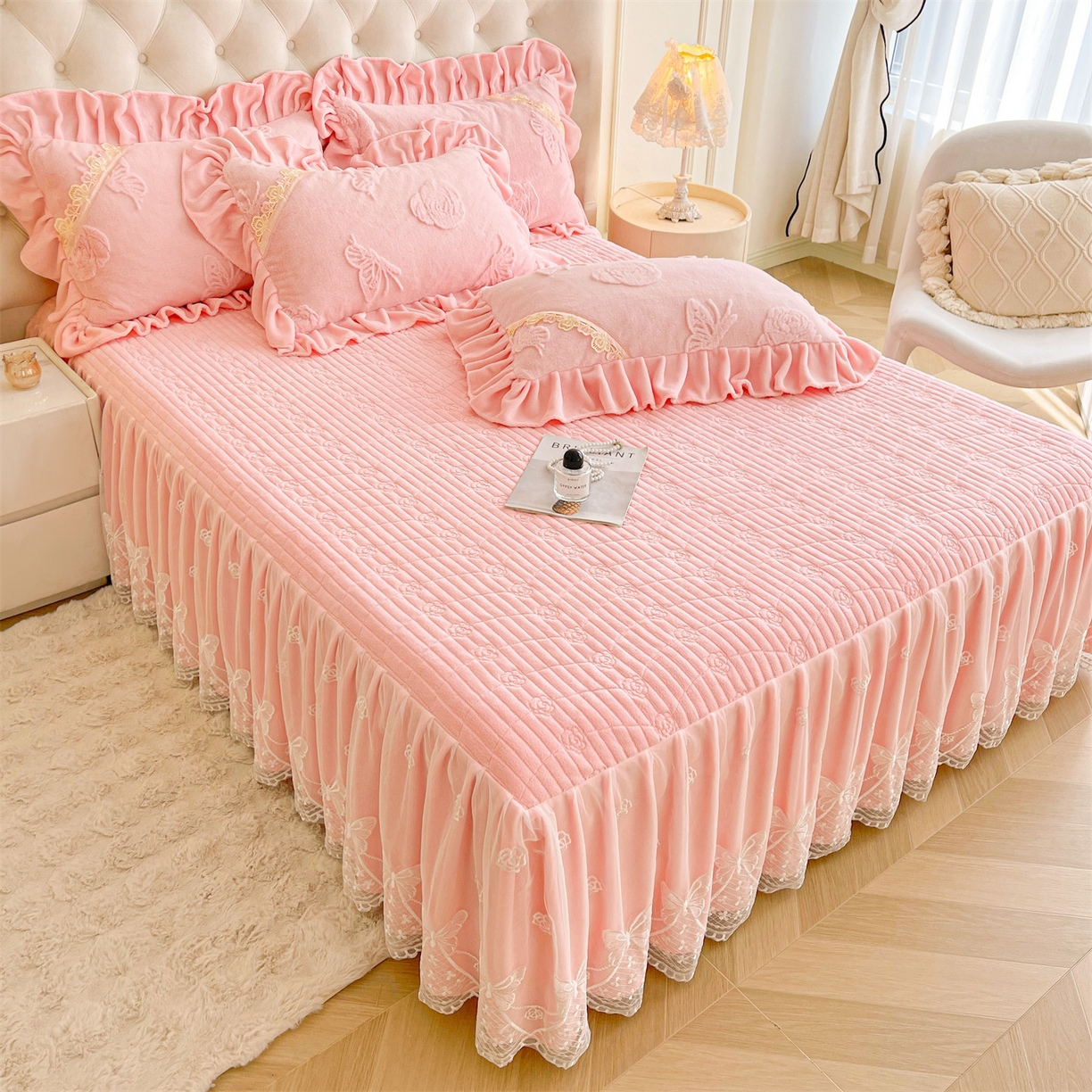 91家纺网 家纺一手货源 找家纺 宜凡家纺 2025新款A类兔绒提花花边牛奶绒夹棉床裙三件套 蝶恋花-仙女粉