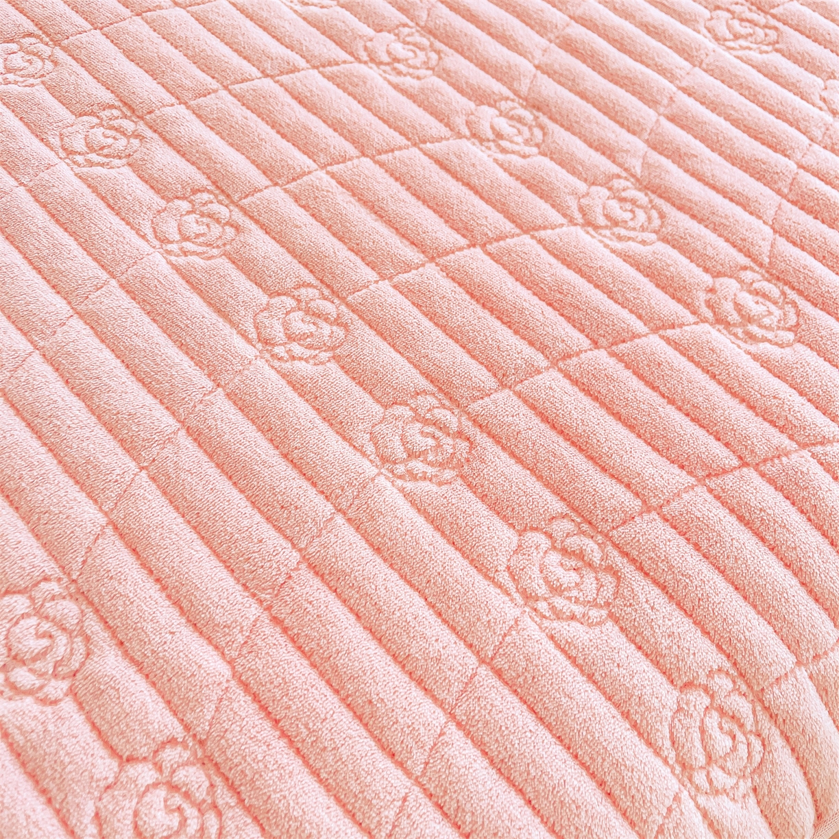 91家纺网 家纺一手货源 找家纺 宜凡家纺 2025新款A类兔绒提花花边牛奶绒夹棉床裙三件套 蝶恋花-仙女粉