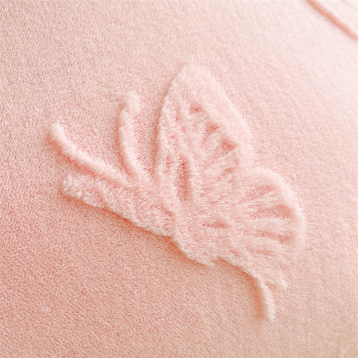 91家纺网 家纺一手货源 找家纺 宜凡家纺 2025新款A类兔绒提花花边牛奶绒夹棉床裙三件套 蝶恋花-仙女粉