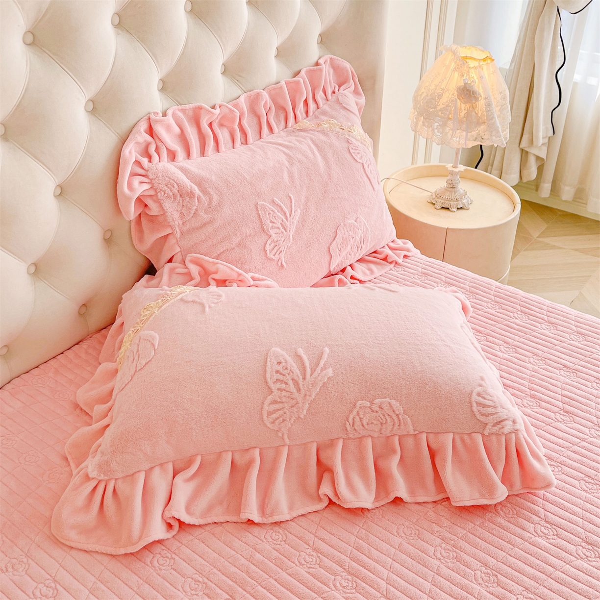 91家纺网 家纺一手货源 找家纺 宜凡家纺 2025新款A类兔绒提花花边牛奶绒夹棉床裙三件套 蝶恋花-仙女粉