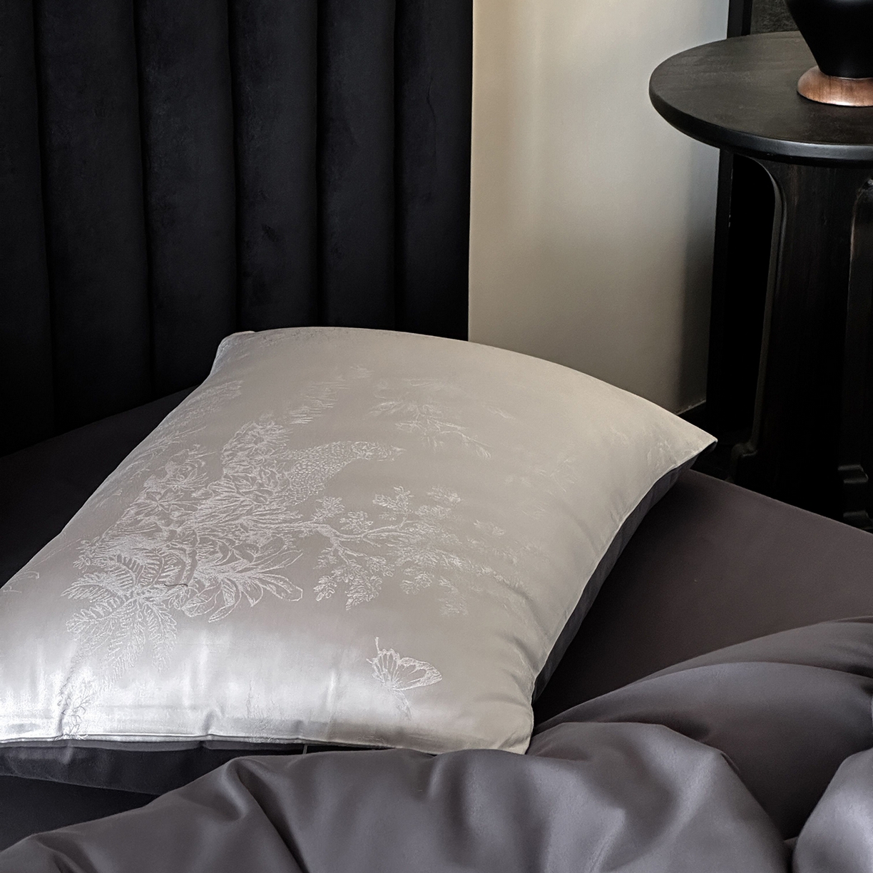 91家纺网 家纺一手货源 找家纺 三味舒屋 2025新款素织静奢系列50支全棉提花磨毛四件套 玛莎灰