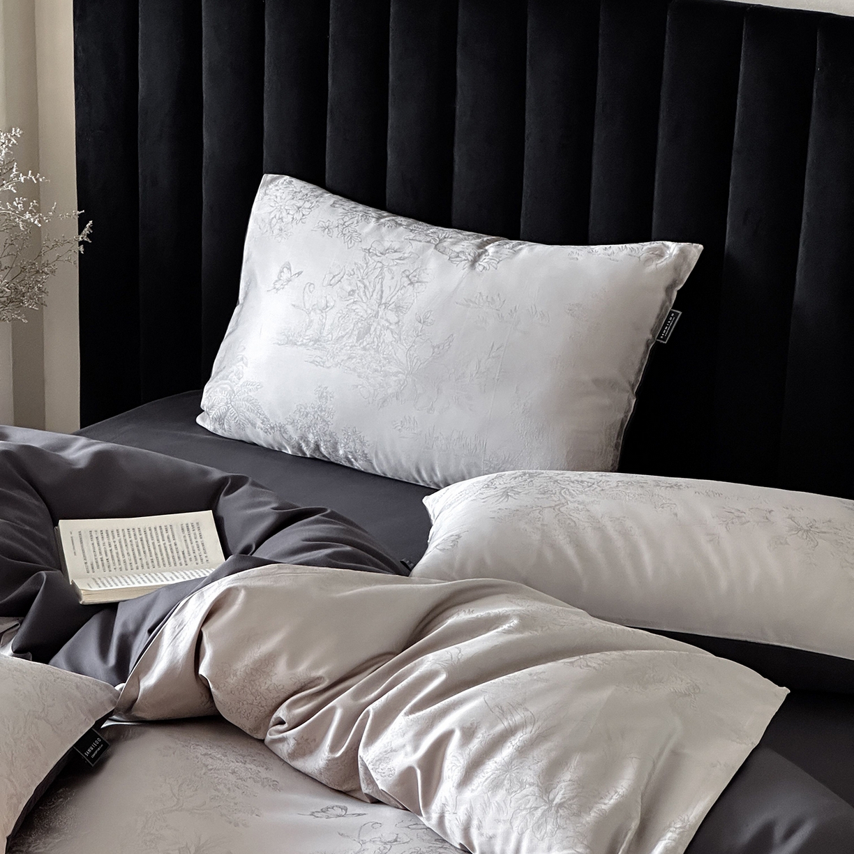 91家纺网 家纺一手货源 找家纺 三味舒屋 2025新款素织静奢系列50支全棉提花磨毛四件套 玛莎灰