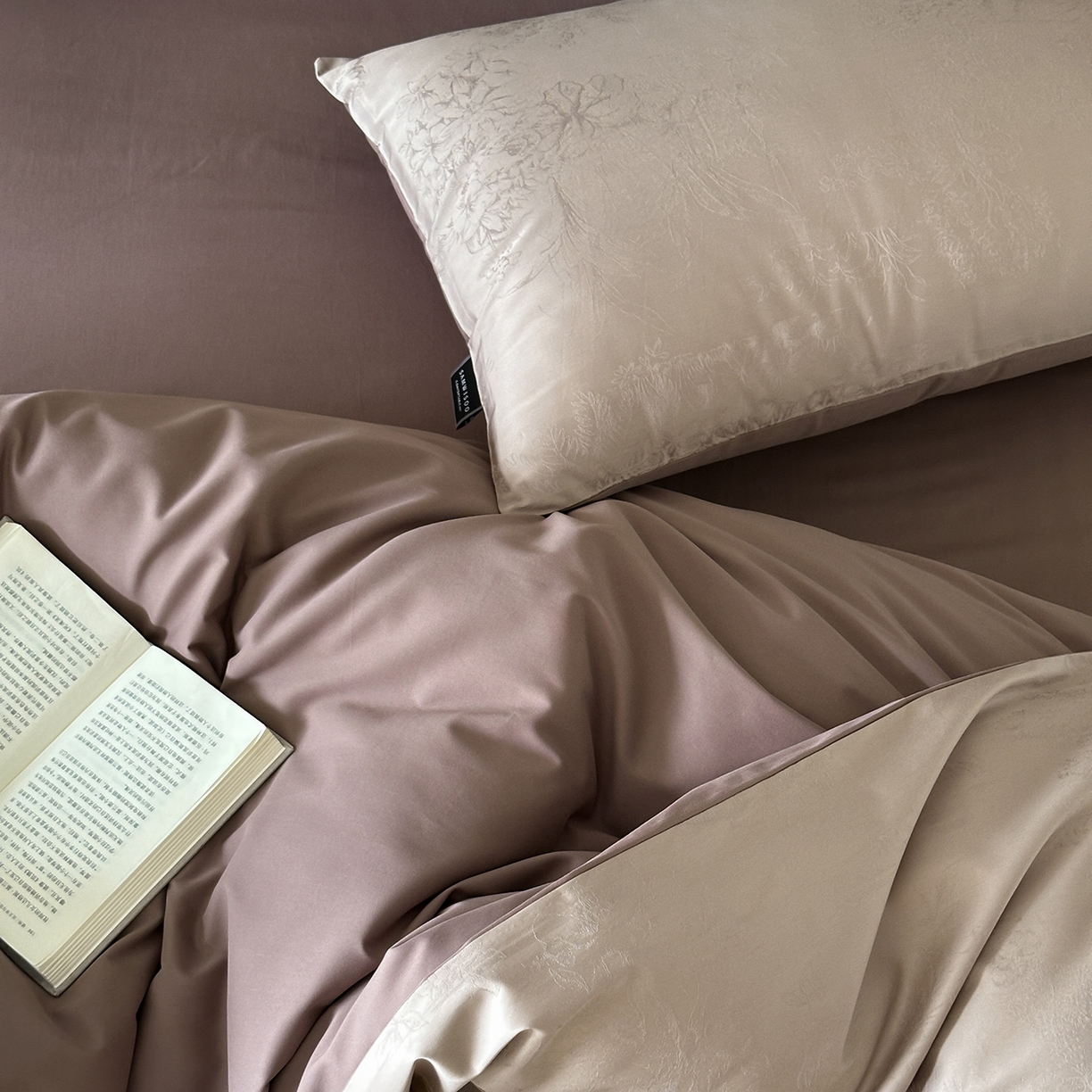 91家纺网 家纺一手货源 找家纺 三味舒屋 2025新款素织静奢系列50支全棉提花磨毛四件套 玛莎棕