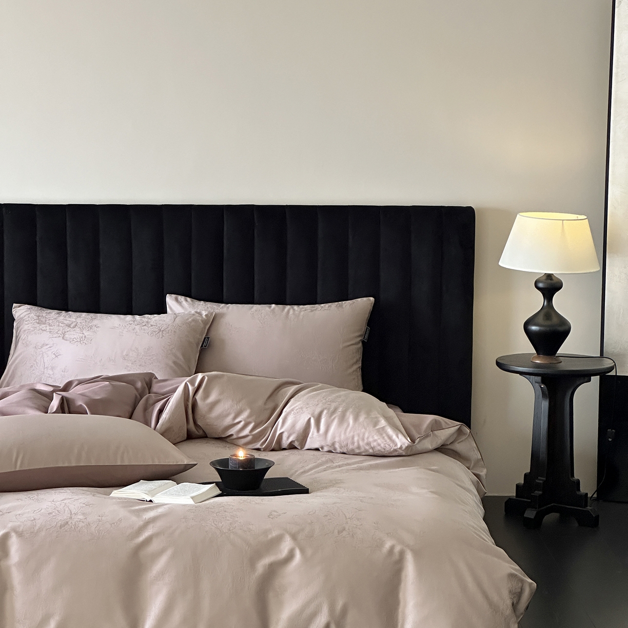 91家纺网 家纺一手货源 找家纺 三味舒屋 2025新款素织静奢系列50支全棉提花磨毛四件套 玛莎棕