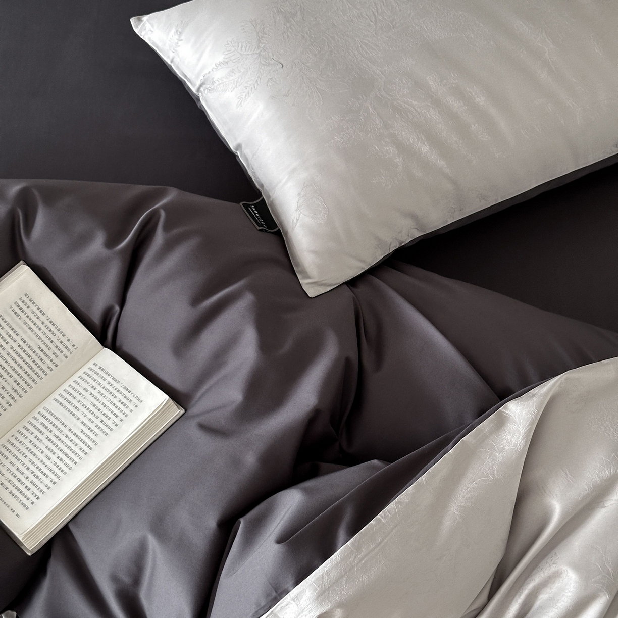 91家纺网 家纺一手货源 找家纺 三味舒屋 2025新款素织静奢系列50支全棉提花磨毛四件套 玛莎灰