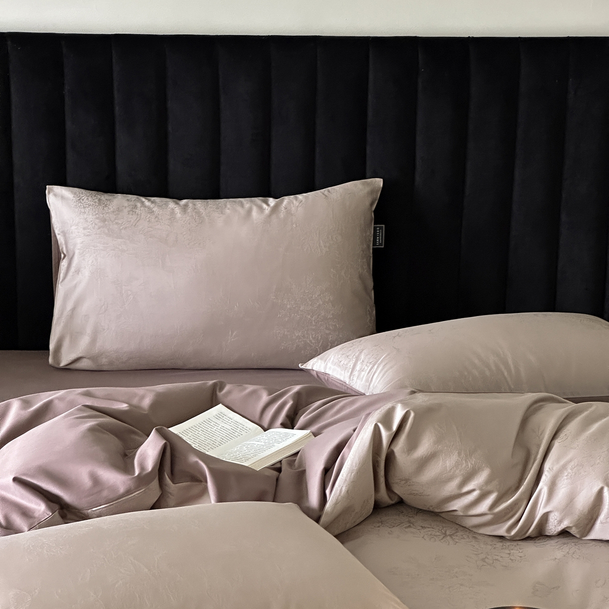 91家纺网 家纺一手货源 找家纺 三味舒屋 2025新款素织静奢系列50支全棉提花磨毛四件套 玛莎棕