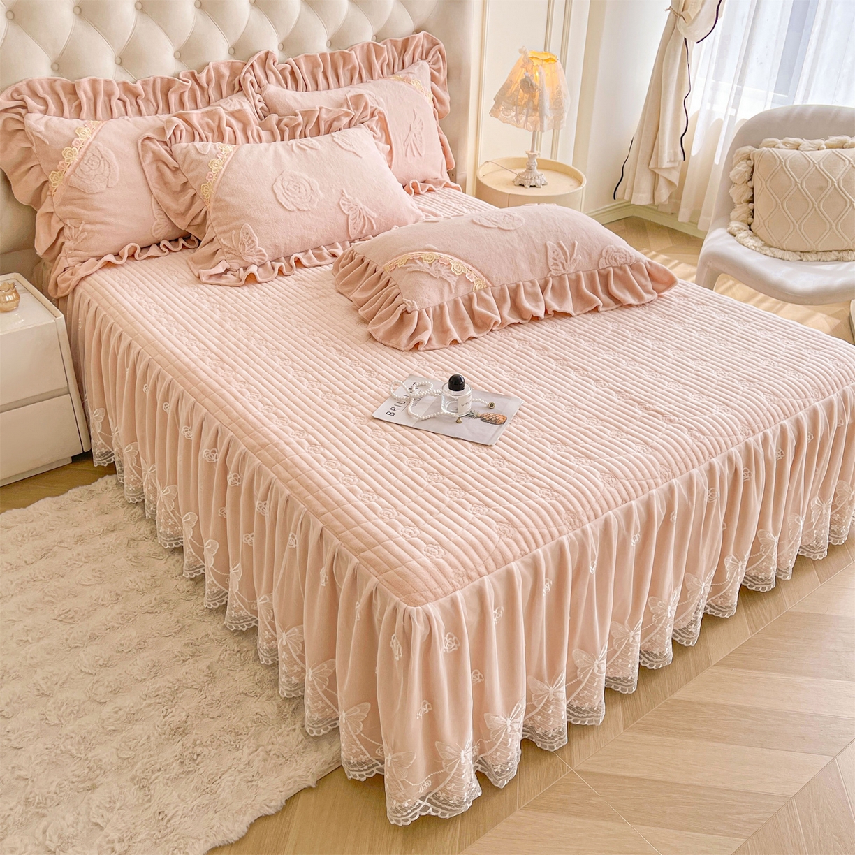 91家纺网 家纺一手货源 找家纺 宜凡家纺 2025新款A类兔绒提花花边牛奶绒夹棉床裙三件套 蝶恋花-柔肤玉