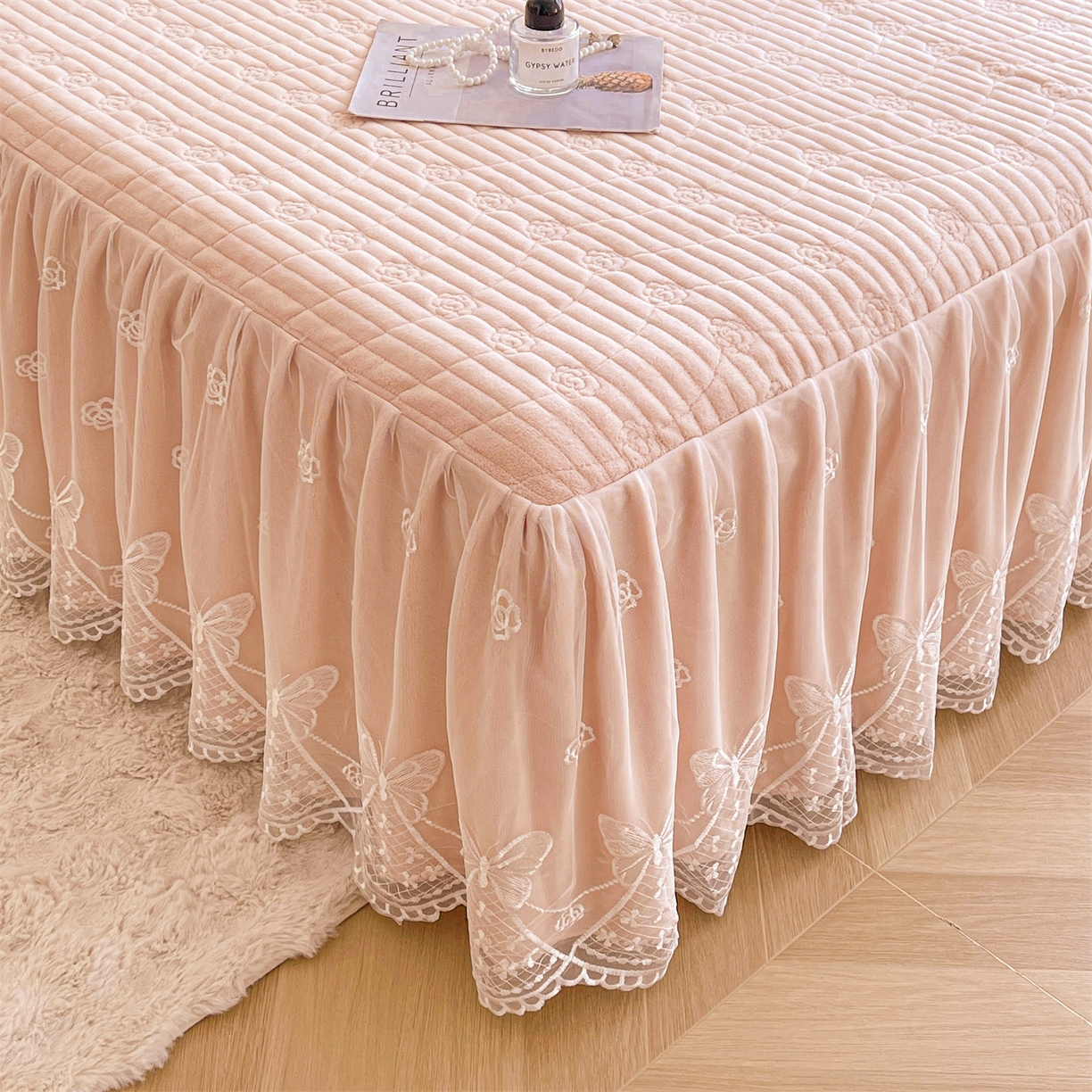 91家纺网 家纺一手货源 找家纺 宜凡家纺 2025新款A类兔绒提花花边牛奶绒夹棉床裙三件套 蝶恋花-柔肤玉