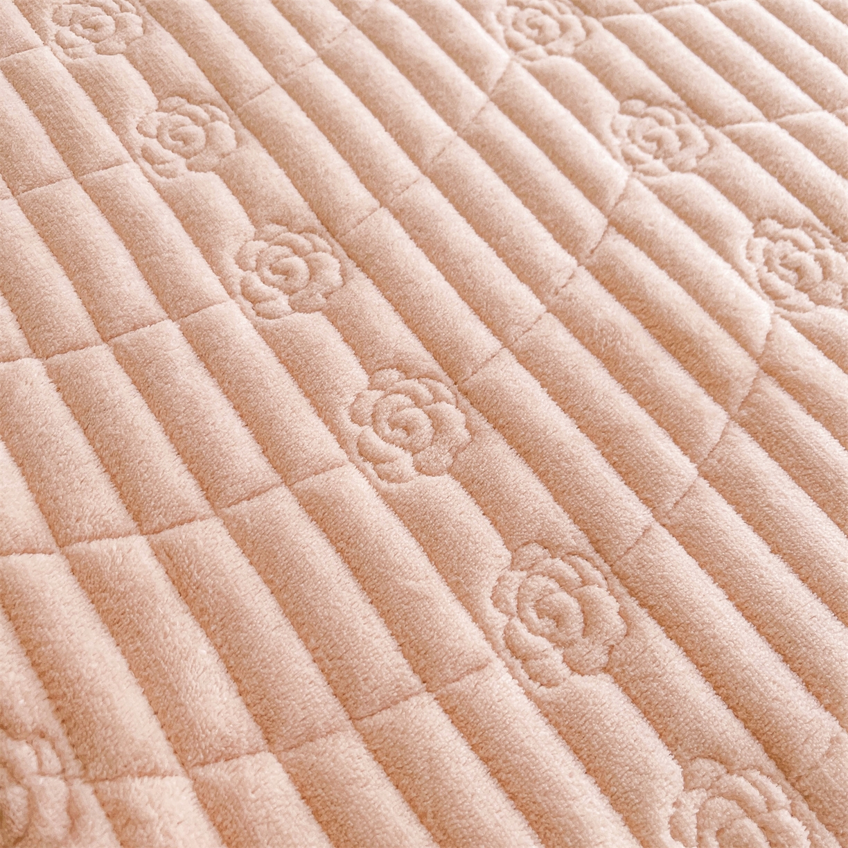 91家纺网 家纺一手货源 找家纺 宜凡家纺 2025新款A类兔绒提花花边牛奶绒夹棉床裙三件套 蝶恋花-柔肤玉