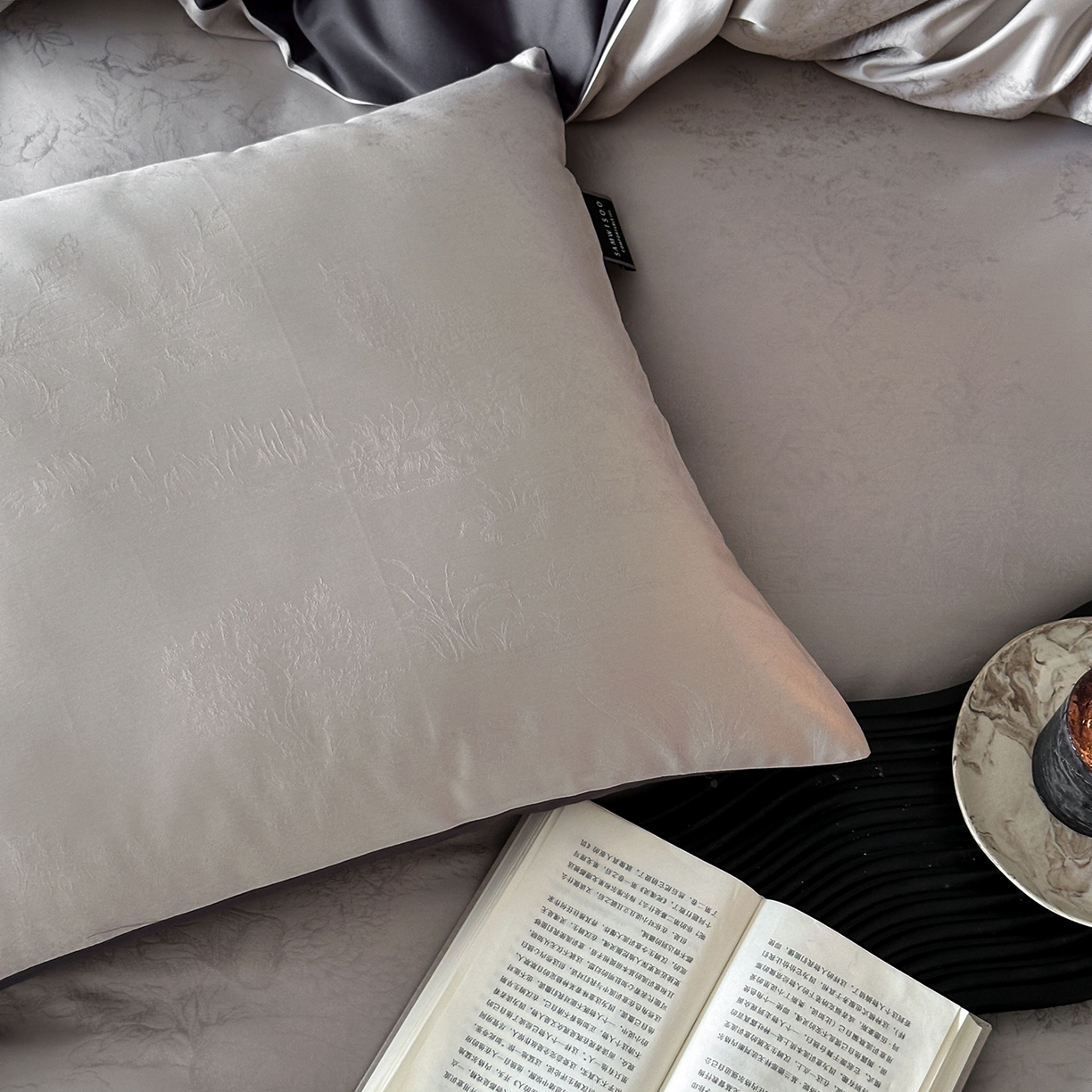 91家纺网 家纺一手货源 找家纺 三味舒屋 2025新款素织静奢系列50支全棉提花磨毛四件套 玛莎灰