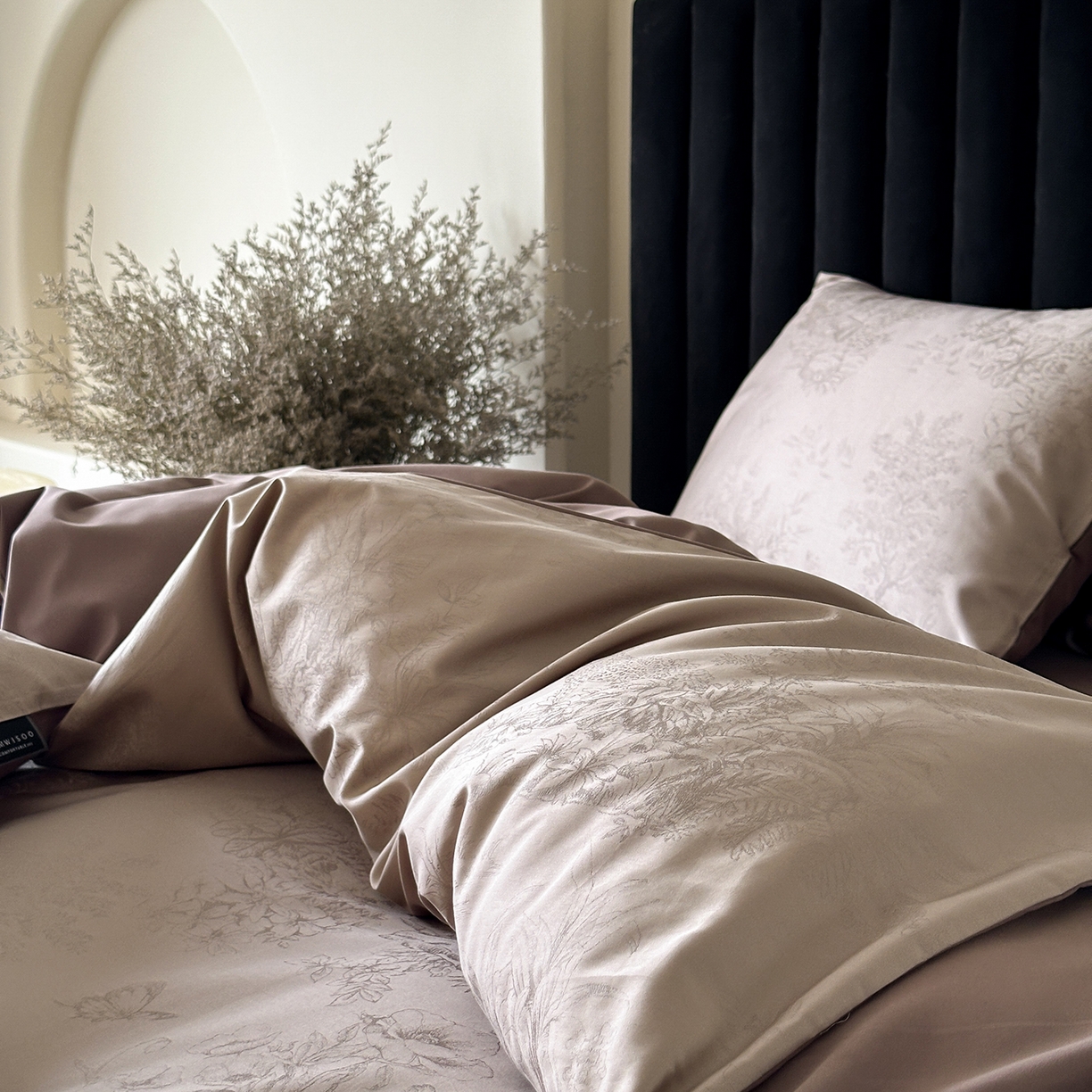 91家纺网 家纺一手货源 找家纺 三味舒屋 2025新款素织静奢系列50支全棉提花磨毛四件套 玛莎棕