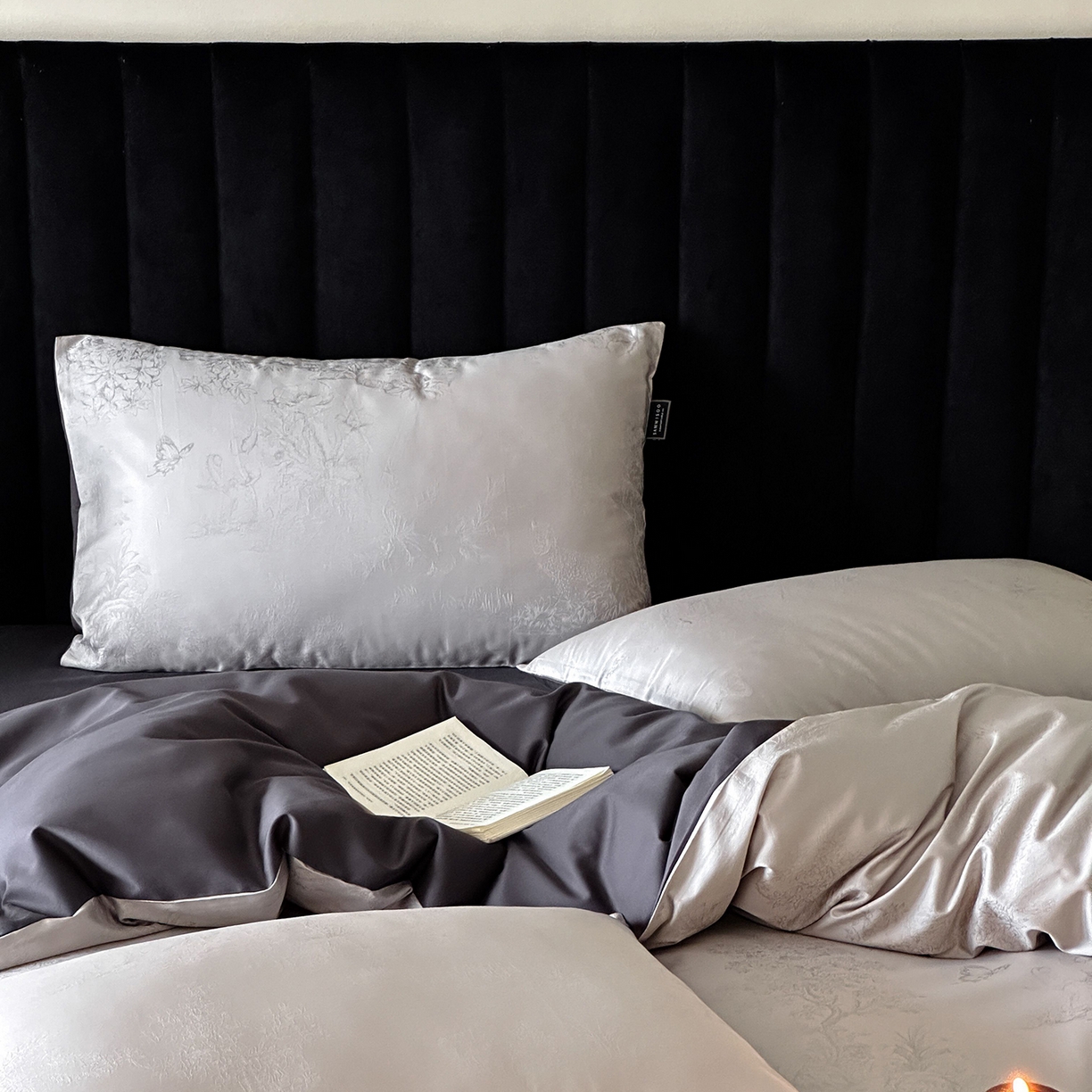 91家纺网 家纺一手货源 找家纺 三味舒屋 2025新款素织静奢系列50支全棉提花磨毛四件套 玛莎灰