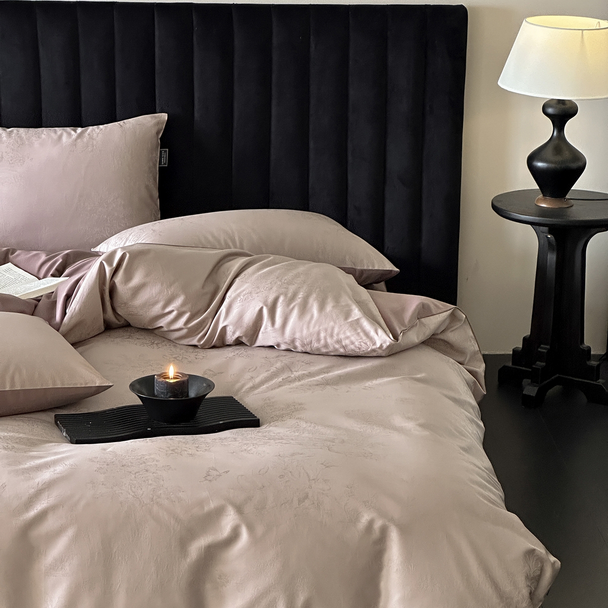 91家纺网 家纺一手货源 找家纺 三味舒屋 2025新款素织静奢系列50支全棉提花磨毛四件套 玛莎棕