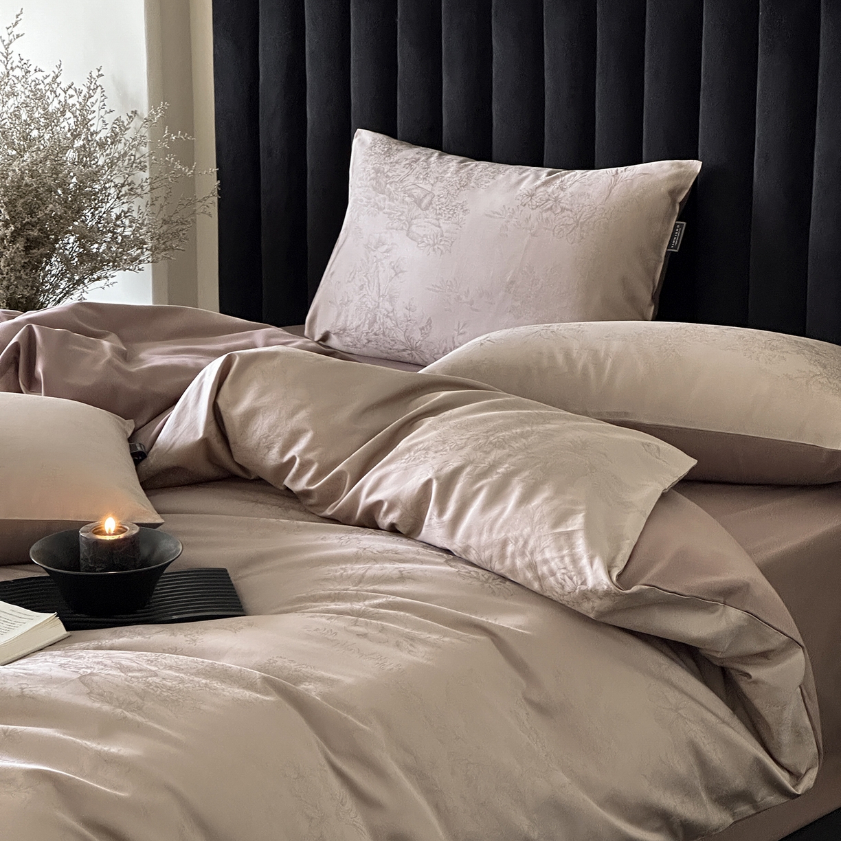 91家纺网 家纺一手货源 找家纺 三味舒屋 2025新款素织静奢系列50支全棉提花磨毛四件套 玛莎棕