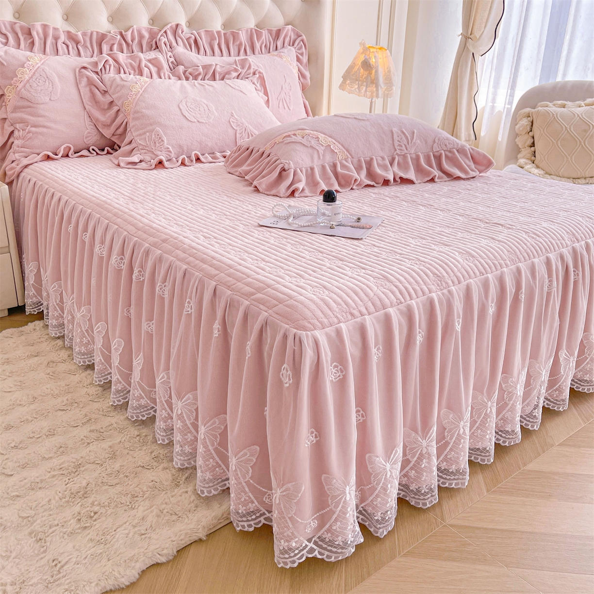 91家纺网 家纺一手货源 找家纺 宜凡家纺 2025新款A类兔绒提花花边牛奶绒夹棉床裙三件套 蝶恋花-优雅紫