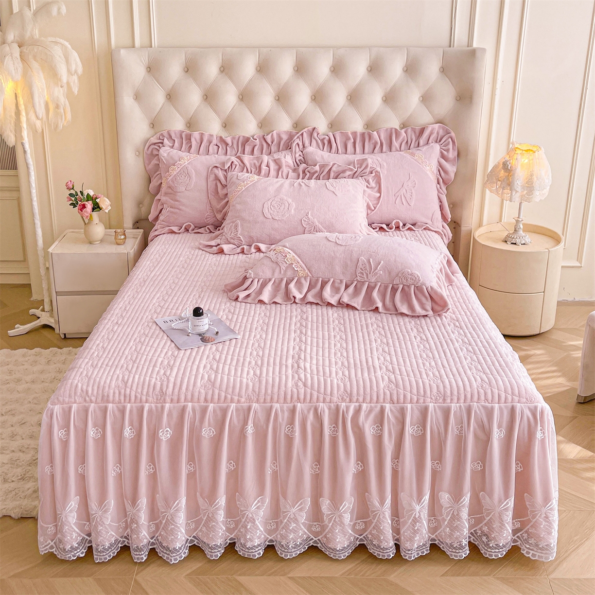 91家纺网 家纺一手货源 找家纺 宜凡家纺 2025新款A类兔绒提花花边牛奶绒夹棉床裙三件套 蝶恋花-优雅紫