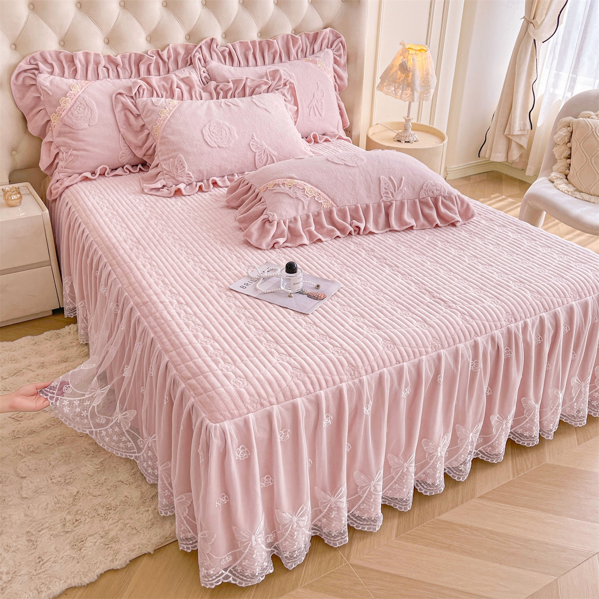 91家纺网 家纺一手货源 找家纺 宜凡家纺 2025新款A类兔绒提花花边牛奶绒夹棉床裙三件套 蝶恋花-优雅紫