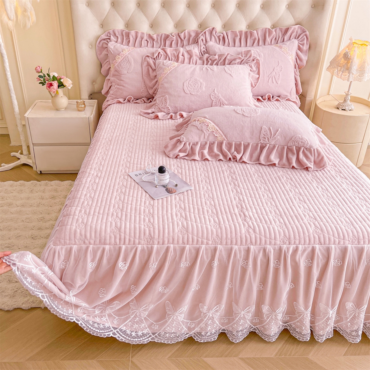 91家纺网 家纺一手货源 找家纺 宜凡家纺 2025新款A类兔绒提花花边牛奶绒夹棉床裙三件套 蝶恋花-优雅紫