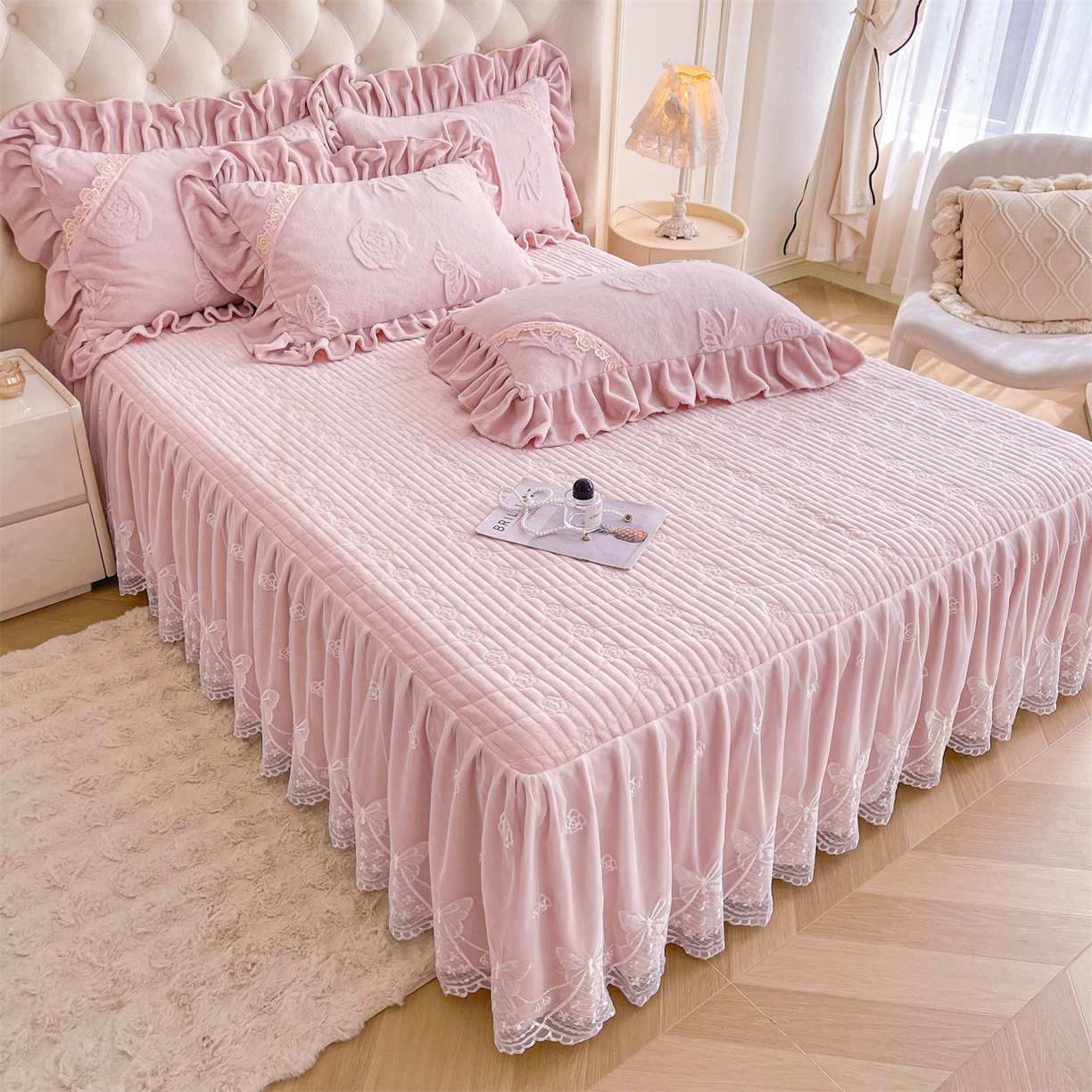 91家纺网 家纺一手货源 找家纺 宜凡家纺 2025新款A类兔绒提花花边牛奶绒夹棉床裙三件套 蝶恋花-优雅紫