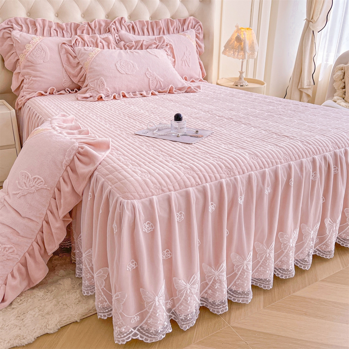 91家纺网 家纺一手货源 找家纺 宜凡家纺 2025新款A类兔绒提花花边牛奶绒夹棉床裙三件套 蝶恋花-优雅紫