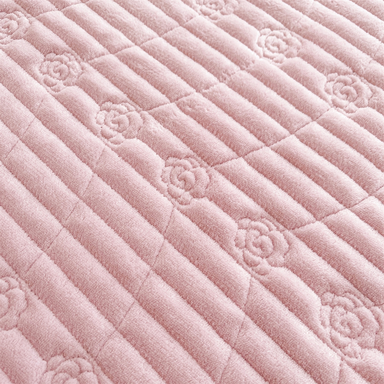 91家纺网 家纺一手货源 找家纺 宜凡家纺 2025新款A类兔绒提花花边牛奶绒夹棉床裙三件套 蝶恋花-优雅紫