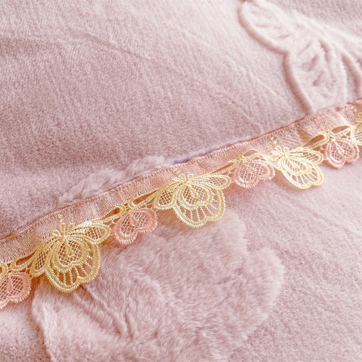 91家纺网 家纺一手货源 找家纺 宜凡家纺 2025新款A类兔绒提花花边牛奶绒夹棉床裙三件套 蝶恋花-优雅紫