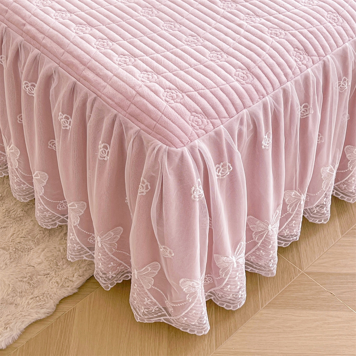 91家纺网 家纺一手货源 找家纺 宜凡家纺 2025新款A类兔绒提花花边牛奶绒夹棉床裙三件套 蝶恋花-优雅紫