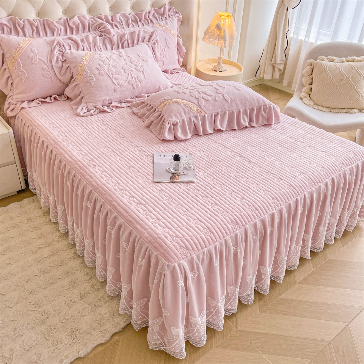 91家纺网 家纺一手货源 找家纺 宜凡家纺 2025新款A类兔绒提花花边牛奶绒夹棉床裙三件套 万物生-淡雅紫