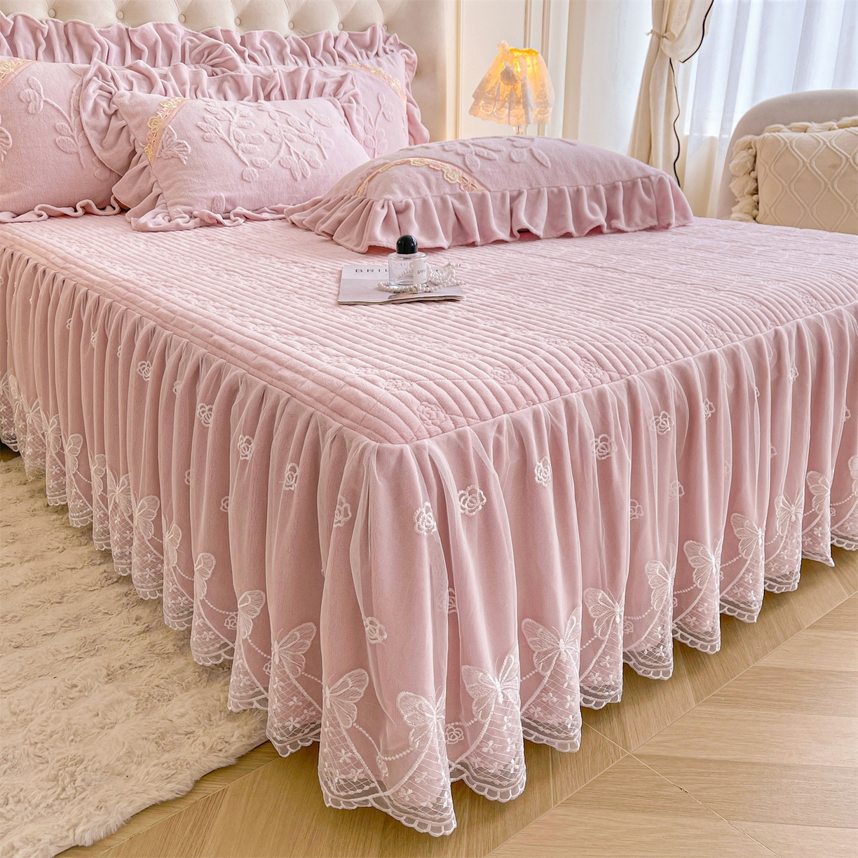 91家纺网 家纺一手货源 找家纺 宜凡家纺 2025新款A类兔绒提花花边牛奶绒夹棉床裙三件套 万物生-淡雅紫