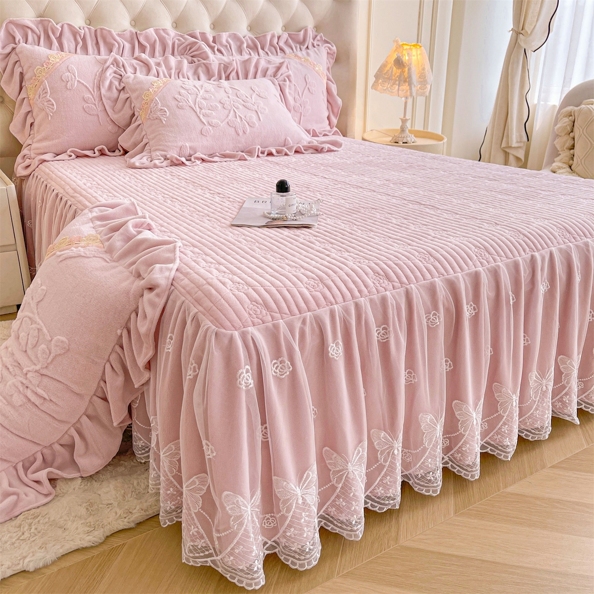 91家纺网 家纺一手货源 找家纺 宜凡家纺 2025新款A类兔绒提花花边牛奶绒夹棉床裙三件套 万物生-淡雅紫