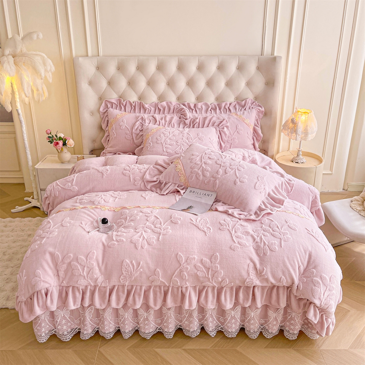 91家纺网 家纺一手货源 找家纺 宜凡家纺 2025新款A类兔绒提花花边牛奶绒夹棉床裙三件套 万物生-淡雅紫