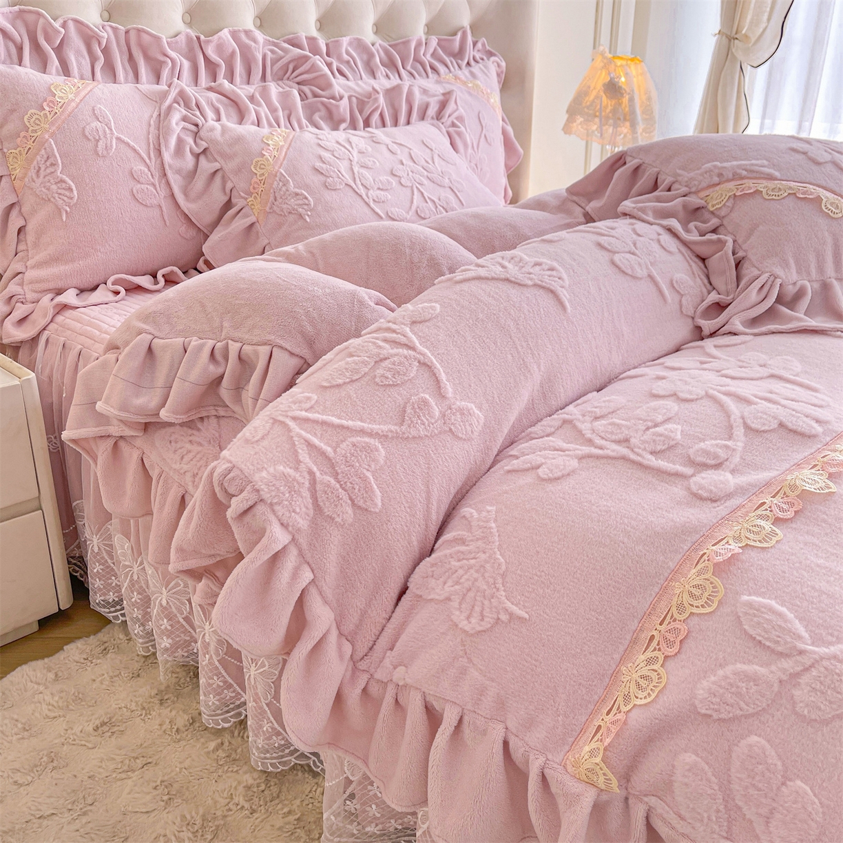 91家纺网 家纺一手货源 找家纺 宜凡家纺 2025新款A类兔绒提花花边牛奶绒夹棉床裙三件套 万物生-淡雅紫