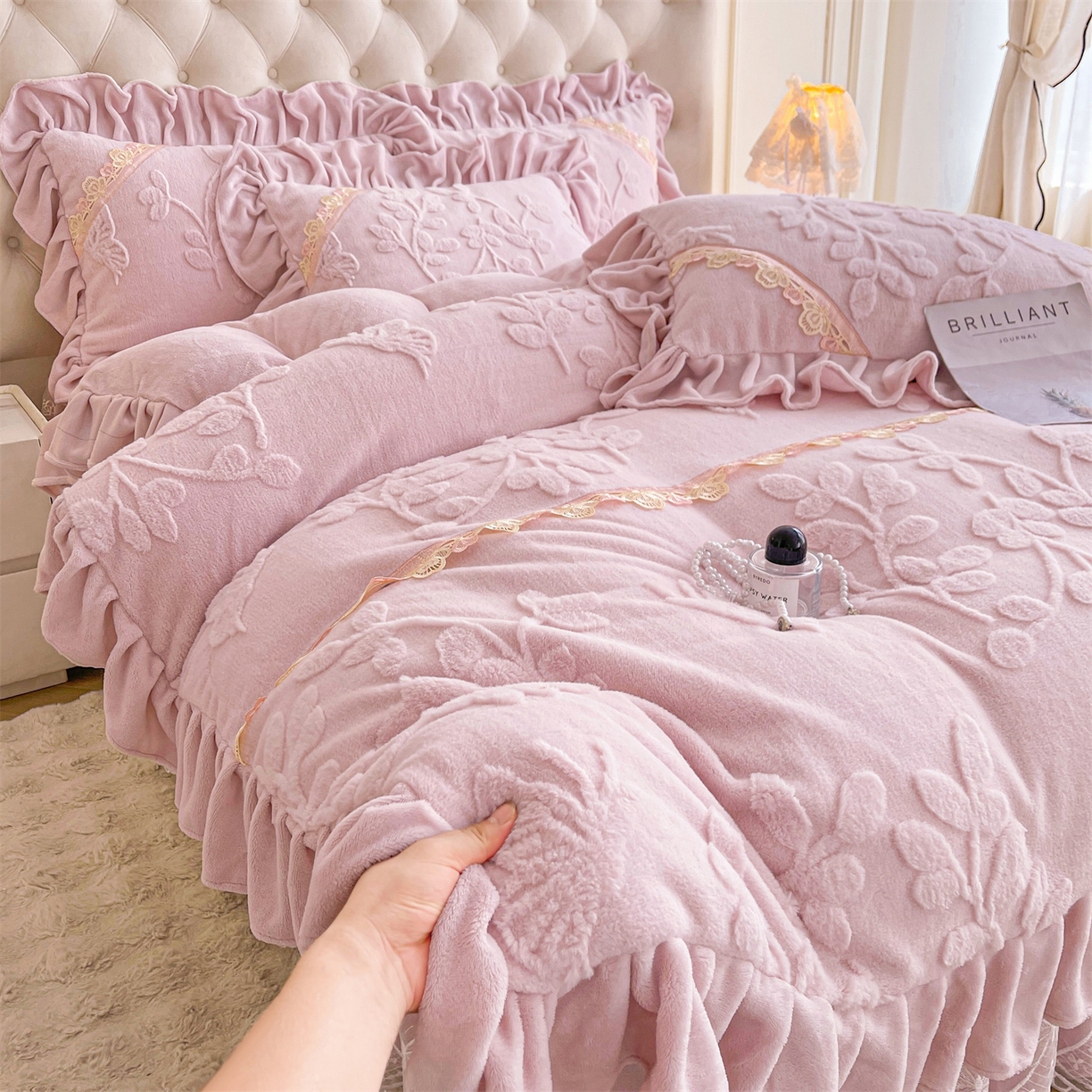 91家纺网 家纺一手货源 找家纺 宜凡家纺 2025新款A类兔绒提花花边牛奶绒夹棉床裙三件套 万物生-淡雅紫