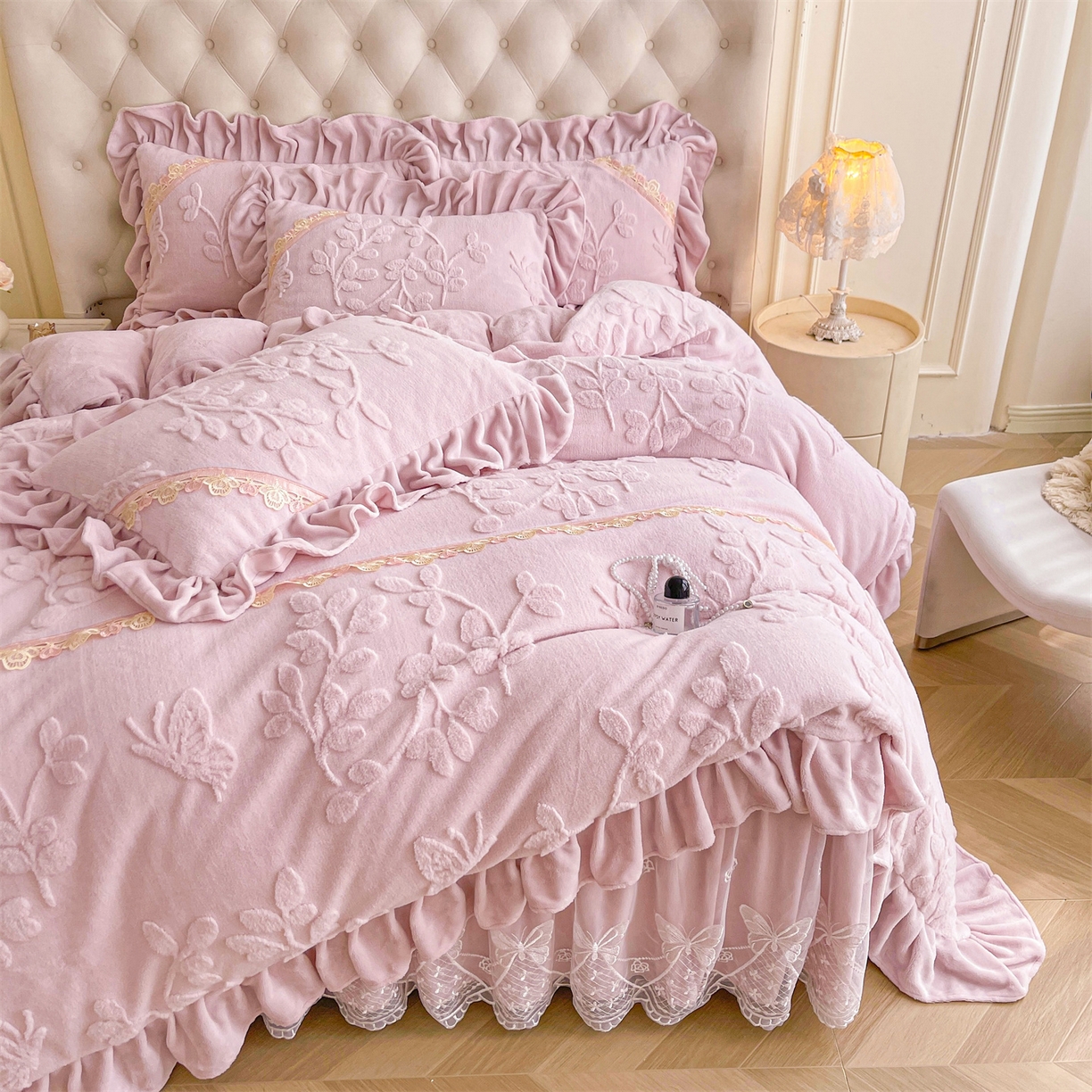 91家纺网 家纺一手货源 找家纺 宜凡家纺 2025新款A类兔绒提花花边牛奶绒夹棉床裙三件套 万物生-淡雅紫