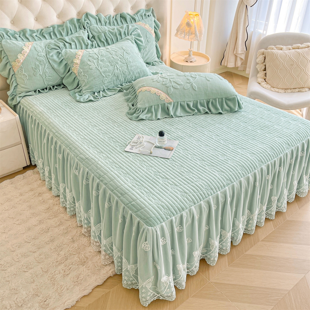 91家纺网 家纺一手货源 找家纺 宜凡家纺 2025新款A类兔绒提花花边牛奶绒夹棉床裙三件套 万物生-青果绿