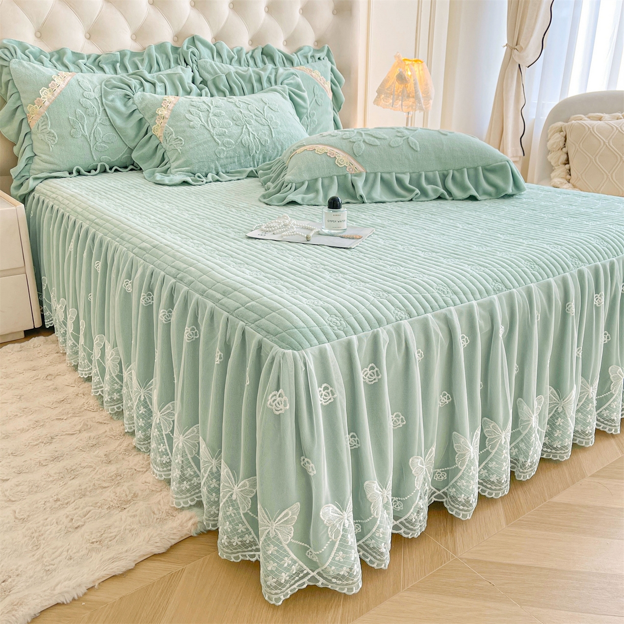 91家纺网 家纺一手货源 找家纺 宜凡家纺 2025新款A类兔绒提花花边牛奶绒夹棉床裙三件套 万物生-青果绿