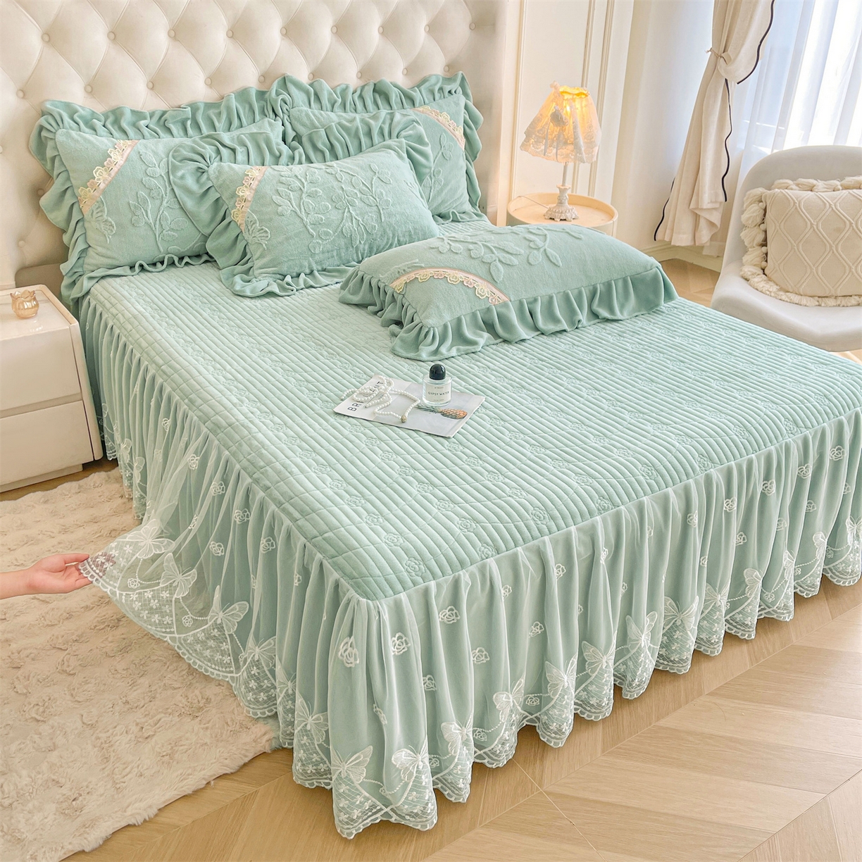 91家纺网 家纺一手货源 找家纺 宜凡家纺 2025新款A类兔绒提花花边牛奶绒夹棉床裙三件套 万物生-青果绿