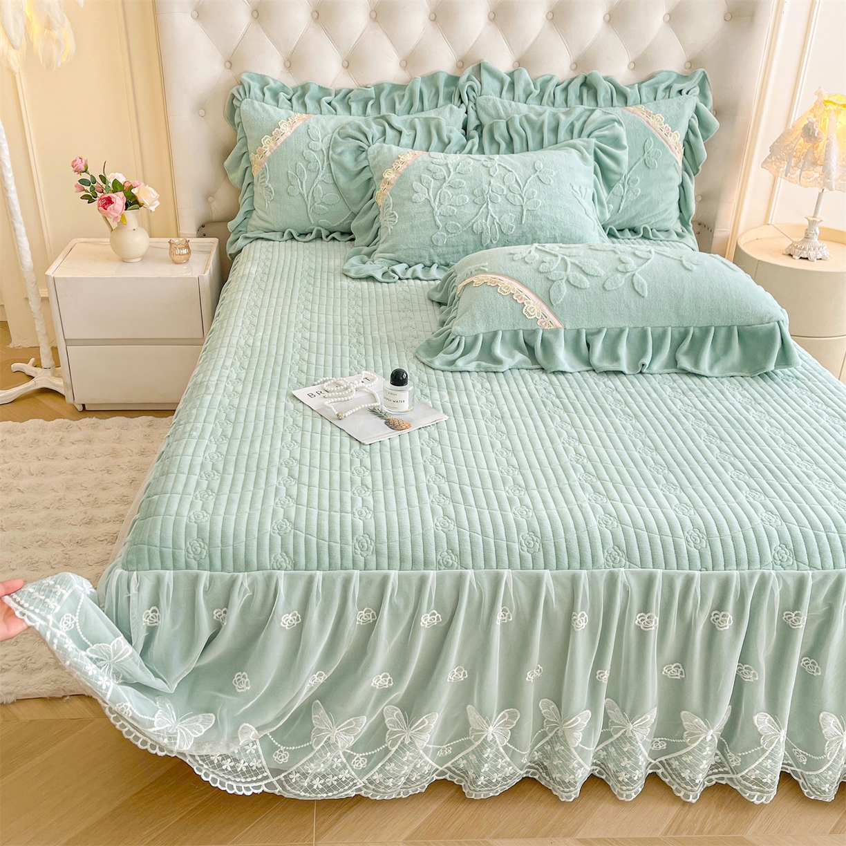 91家纺网 家纺一手货源 找家纺 宜凡家纺 2025新款A类兔绒提花花边牛奶绒夹棉床裙三件套 万物生-青果绿