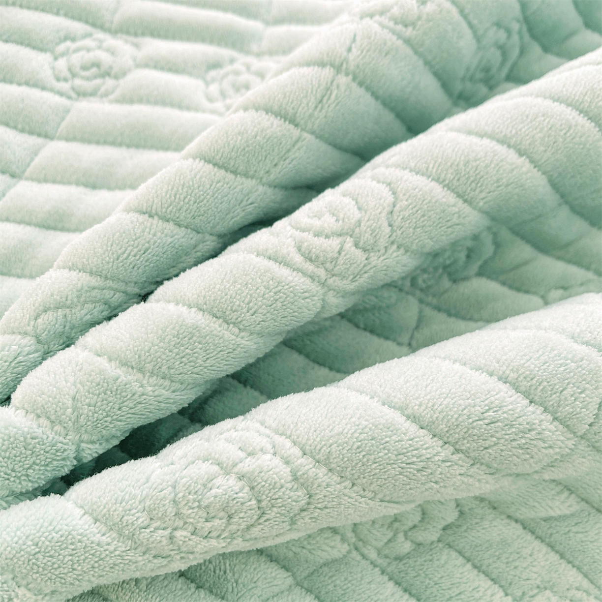 91家纺网 家纺一手货源 找家纺 宜凡家纺 2025新款A类兔绒提花花边牛奶绒夹棉床裙三件套 万物生-青果绿