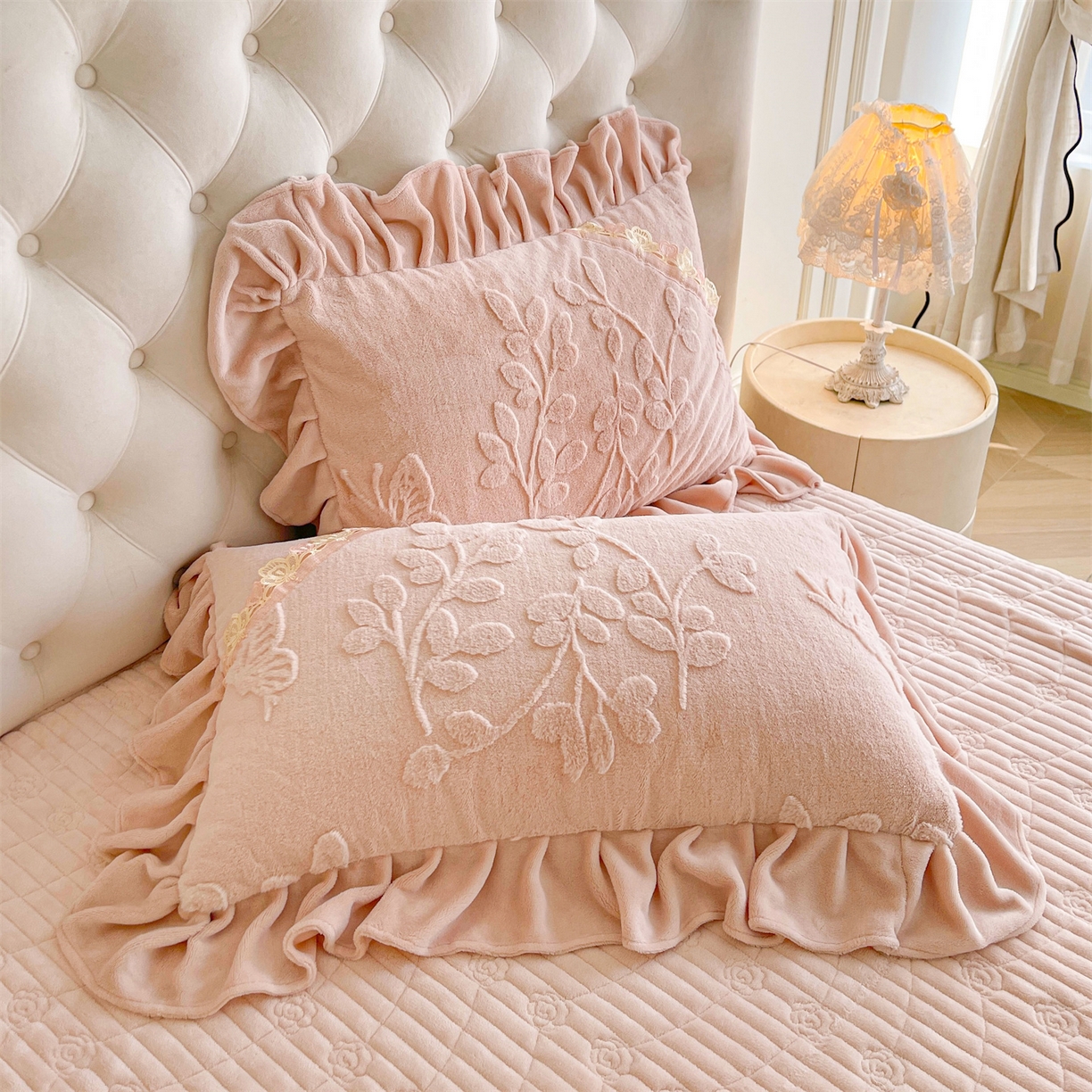 91家纺网 家纺一手货源 找家纺 宜凡家纺 2025新款A类兔绒提花花边牛奶绒夹棉床裙三件套 万物生-柔肤玉