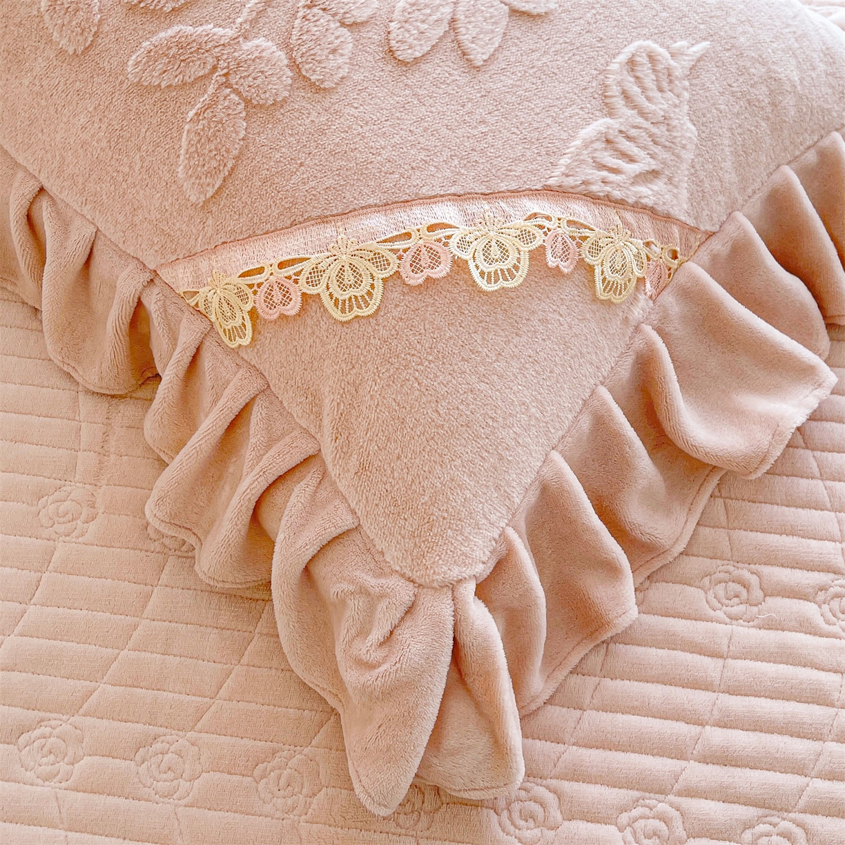 91家纺网 家纺一手货源 找家纺 宜凡家纺 2025新款A类兔绒提花花边牛奶绒夹棉床裙三件套 万物生-柔肤玉