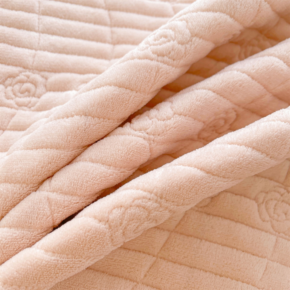 91家纺网 家纺一手货源 找家纺 宜凡家纺 2025新款A类兔绒提花花边牛奶绒夹棉床裙三件套 万物生-柔肤玉