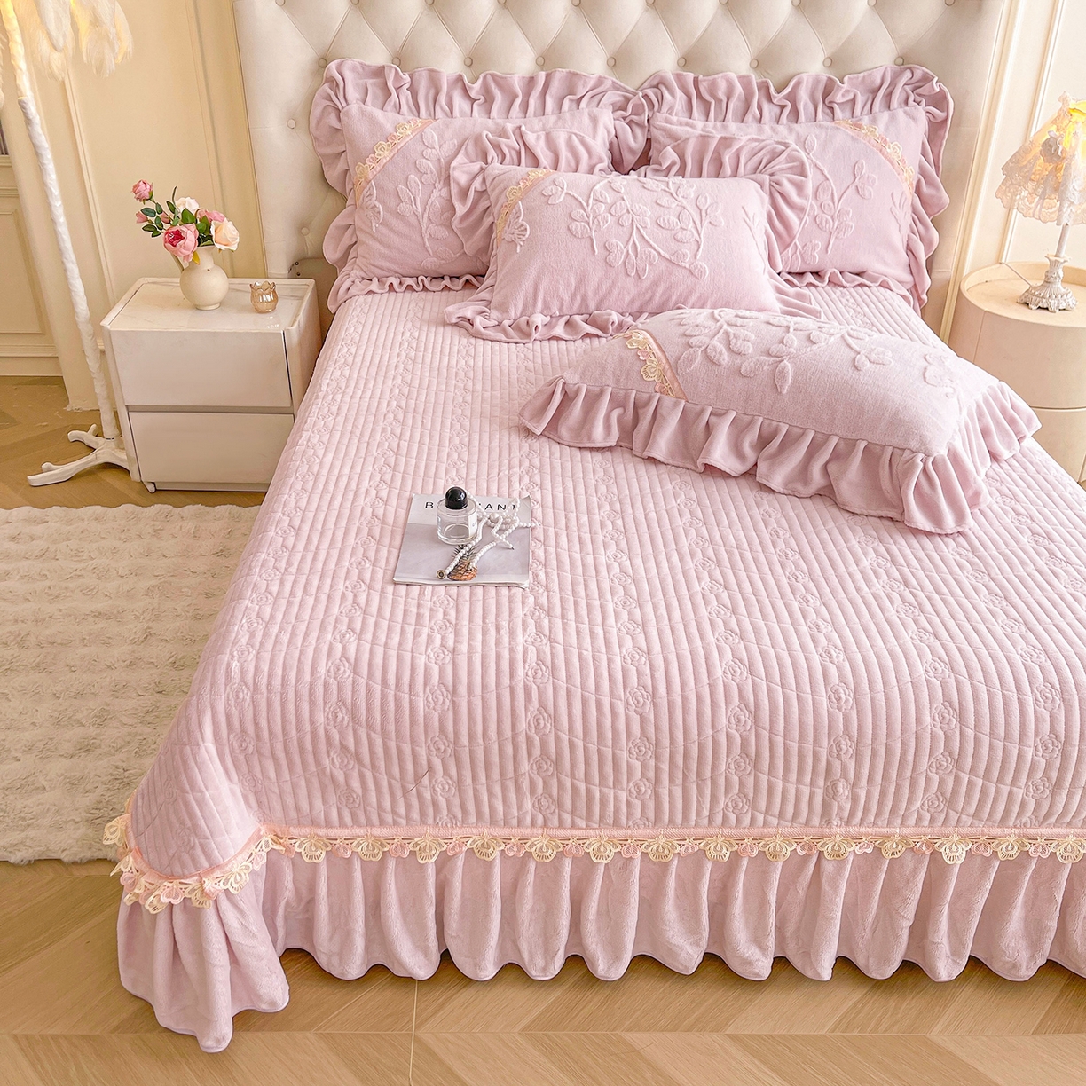 91家纺网 家纺一手货源 找家纺 宜凡家纺 2025新款兔绒提花花边牛奶绒床盖四件套 万物生-淡雅紫