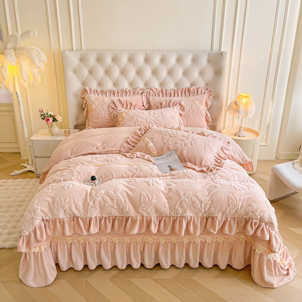 91家纺网 家纺一手货源 找家纺 宜凡家纺 2025新款兔绒提花花边牛奶绒床盖四件套 万物生-柔肤玉